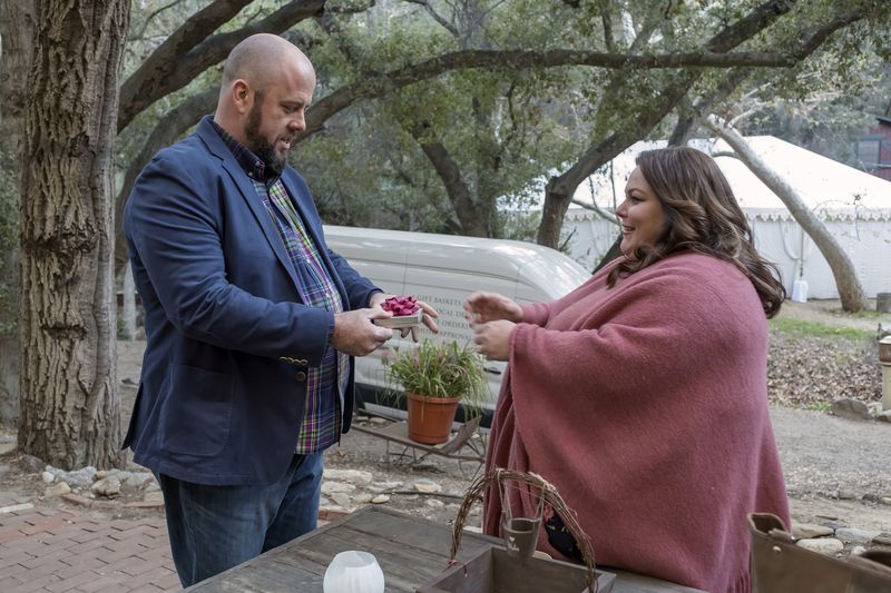  THIS IS US -- "The Wedding" Episode 218 -- Pictured: (l-r) Chris Sullivan as Toby, Chrissy Metz as Kate -- (Photo by: Ron Batzdorff/NBC)