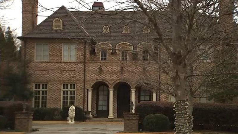 This home belonging to R Kelly was completely cleared out while the singer was on tour.
