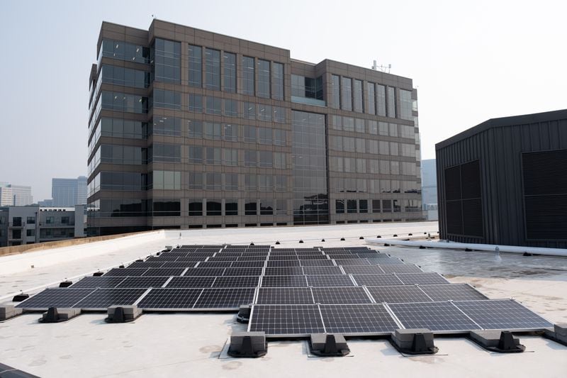 Rooftop solar installed at the Palisades office complex in Atlanta on Tuesday, July 18, 2023.   (Ben Gray / Ben@BenGray.com)