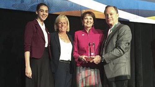 From left: Hannah Peevy, Lindsay Reeves and Dr. Bonita Jacobs accept the 2017 NCAA DII Award of Excellence from Steve Scott, Chair of the NCAA Division II Presidents Council, on Jan. 21 at the NCAA Convention in Nashville, Tennessee.