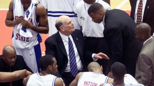 Lefty Driesell, center,  coaches Georgia State in 2002.