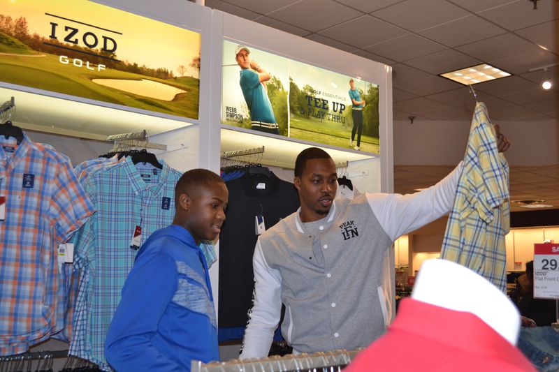 Atlanta Hawks center Dwight Howard helps Zemetrick Larry shop at the Northlake Mall JCPenney. Larry, 14, stands at 6-foot-3, while Howard is 6-foot-11.
COURTNEY MARTINEZ/COURTNEY.MARTINEZ@COXINC.COM