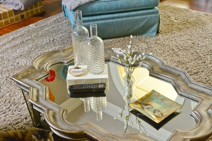The mirrored coffee table with flair