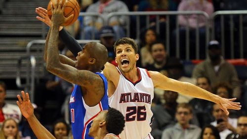 The Los Angeles Clippers’ Jamal Crawford gets a shot off against the Altanta Hawks’ Kyle Korver, right, during the first half at Philips Arena in Atlanta on Monday, Dec. 23, 2014. (Curtis Compton/Atlanta Journal-Constitution/TNS)