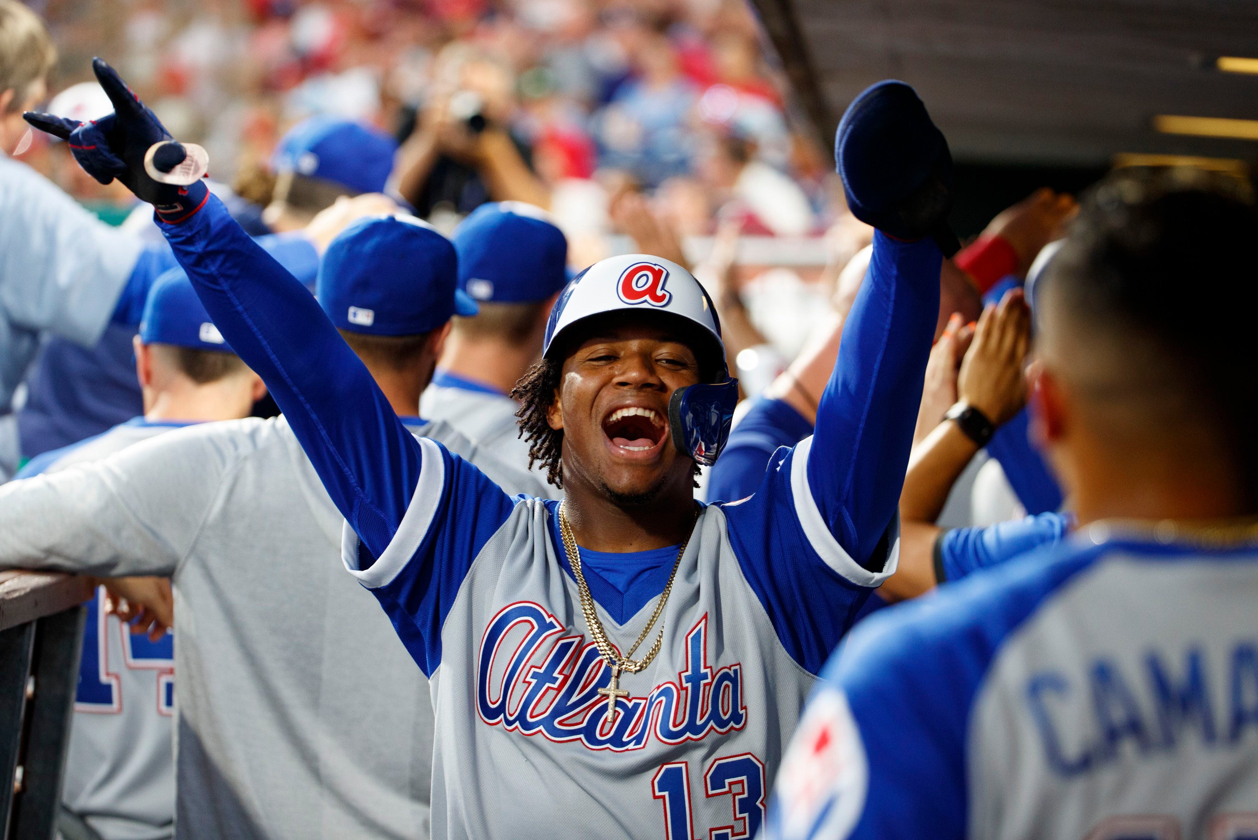 Photos: Braves wear throwback uniforms, punish Phillies