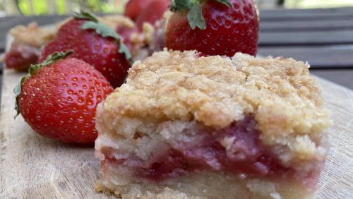 Fresh Strawberry Bars adapted from "Toaster Oven Takeover" by Roxanne Wyss and Kathy Moore (Simon & Schuster, 2021). (Ligaya Figueras / ligaya.figueras@ajc.com)