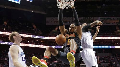Atlanta Hawks’ Dwight Howard, center, dunks against Charlotte Hornets’ Michael Kidd-Gilchrist, right, and Cody Zeller, left, during the second half of an NBA basketball game in Charlotte, N.C., Monday, March 20, 2017. The Hornets won 105-90. (AP Photo/Chuck Burton)