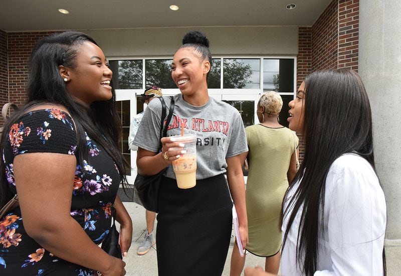 Kendall Youngblood, center chats with friends Simmone Wright, left and Brielle Burris outside Student Center at Clark Atlanta University on Tuesday, August 29, 2017. (HYOSUB SHIN / HSHIN@AJC.COM)