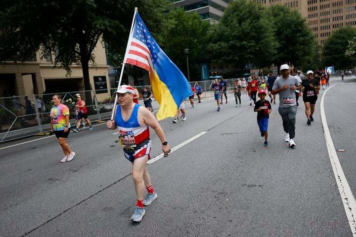 Runners on Peachtree Street during the 54th running of the Atlanta Journal-Constitution Peachtree Road Race in Atlanta on Atlanta on Tuesday, July 4th, 2023.   (Miguel Martinez / Miguel.MartinezJimenez@ajc.com)