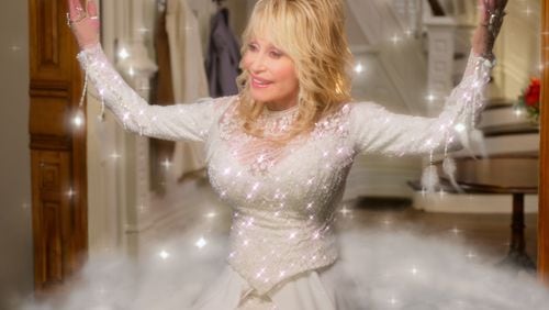 DOLLY PARTON'S CHRISTMAS ON THE SQUARE (L to R) DOLLY PARTON as ANGEL in "DOLLY PARTON'S CHRISTMAS ON THE SQUARE. Photo: COURTESY OF NETFLIX © 2020
