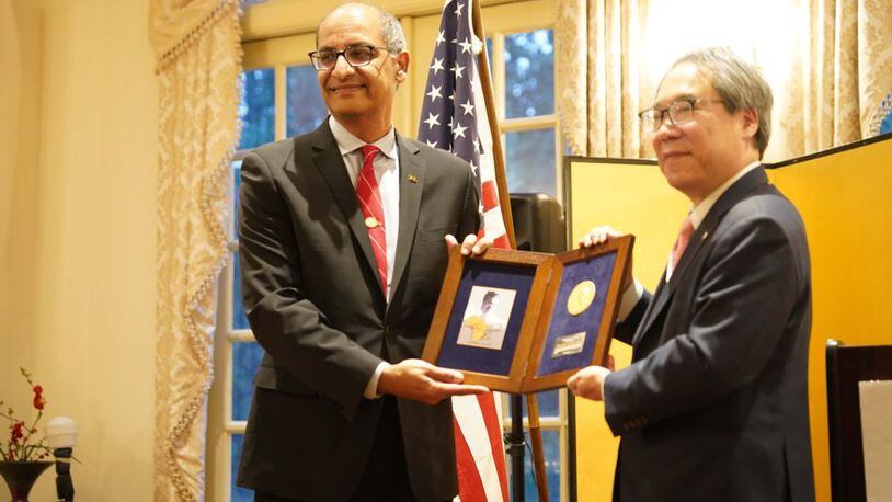 Counsel General Mio Maeda presenting the Hideyo Noguchi Africa Prize to Dr. Kashef Ijaz, VP of Health Programs at The Carter Center. (Photo Courtesy of Georgia Asian Times)