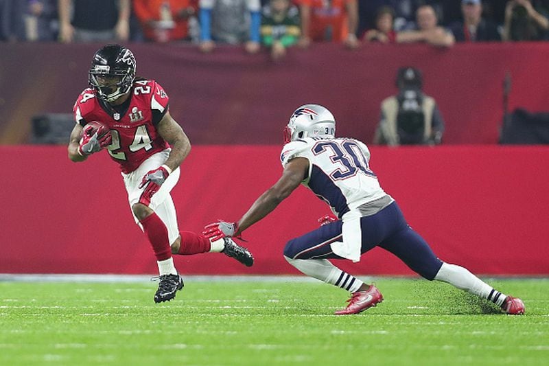 Devonta Freeman of the Falcons avoids a tackle by Duron Harmon of the New England Patriots during Super Bowl 51 at NRG Stadium on February 5, 2017 in Houston, Texas. (Photo by Tom Pennington/Getty Images)