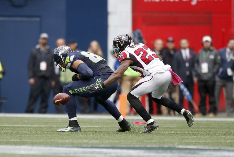 SEATTLE, WA - OCTOBER 16: Tight end Jimmy Graham #88 of the Seattle Seahawks can't hold on to a pass against the defense of cornerback Robert Alford #23 of the Atlanta Falcons at CenturyLink Field on October 16, 2016 in Seattle, Washington. (Photo by Otto Greule Jr/Getty Images)