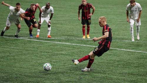 092320 Atlanta: Atlanta United midfielder Jeff Larentowicz makes a penalty kick for a 1-0 lead over FC Dallas in the 55th minute of a MLS soccer match that proved to be the game winner for a 1-0 victory on Wednesday, Sept. 23, 2020 in Atlanta.   “Curtis Compton / Curtis.Compton@ajc.com”