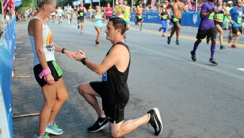 Izzy Gould proposes to Angie Frames at the 2018 Atlanta Journal-Constitution Peachtree Road Race.