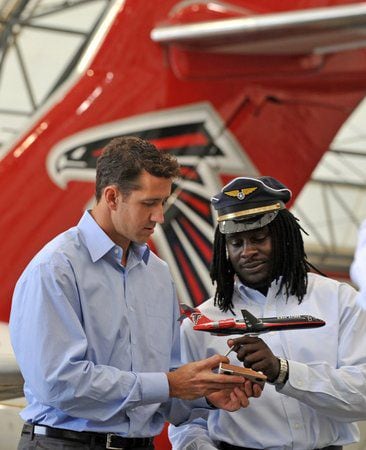 Airtran debuts Falcons-theme airplane
