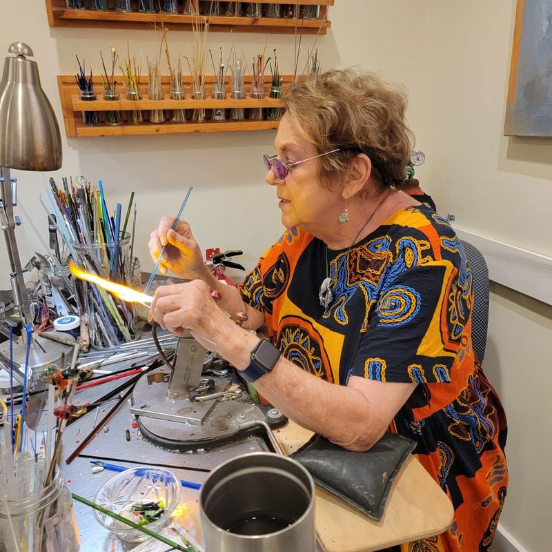 Artist Cathy-Jo Ramsey illustrates a glass making technique at her studio at D'Art Center.
(Courtesy of Tracey Teo)