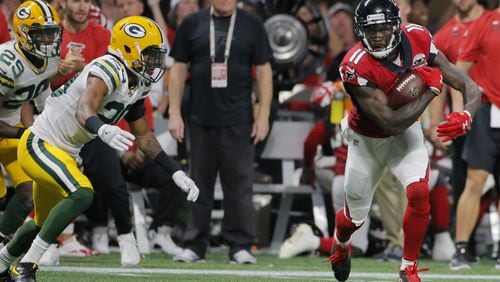Atlanta Falcons wide receiver Julio Jones  runs after a first half catch for a first down.  Atlanta Falcons vs Green Bay Packers.   The Falcons opened the roof for the Falcons season opener at Mercedes-Benz Stadium.   BOB ANDRES  /BANDRES@AJC.COM