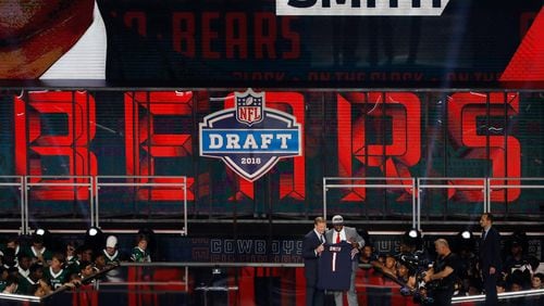 Roquan Smith of Georgia poses with NFL Commissioner Roger Goodell after being picked #8 overall by the Chicago Bears during the first round of the 2018 NFL Draft at AT&T Stadium on April 26, 2018 in Arlington, Texas.  (Photo by Tim Warner/Getty Images)