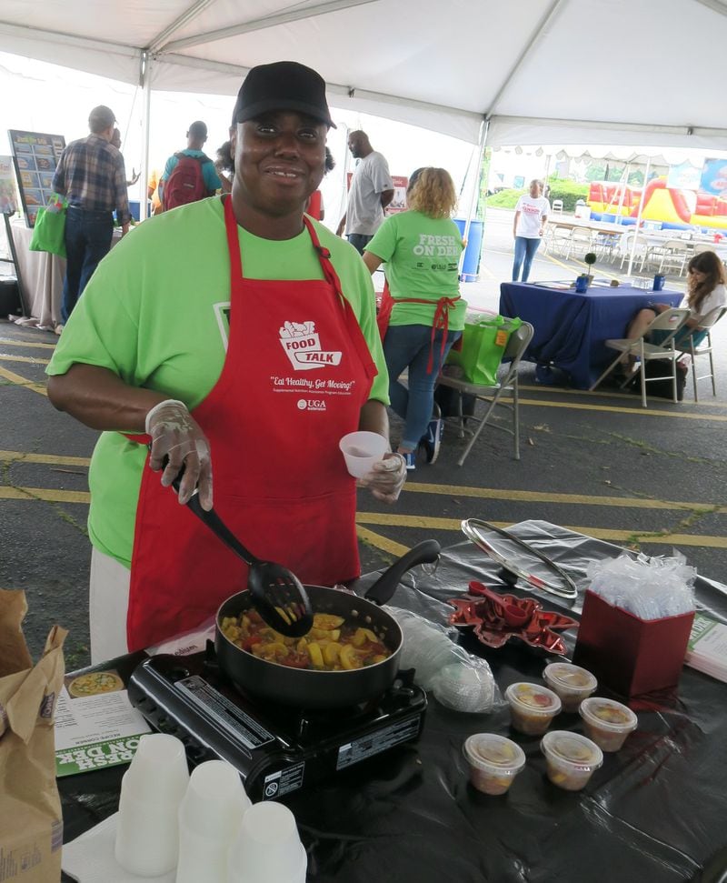 Phyllis Cain demonstrates preparing turkey and squash dinner at DeKalb County’s mobile farmers market, Fresh on Dek. Photo: Marcia Killingsworth