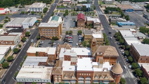 An aerial photo shows downtown Americus in August of 2020. NanoPV, a solar technologies company, plans to add more than 500 jobs as part of a new manufacturing and distribution operation in the community in Sumter County. (Hyosub Shin / Hyosub.Shin@ajc.com)