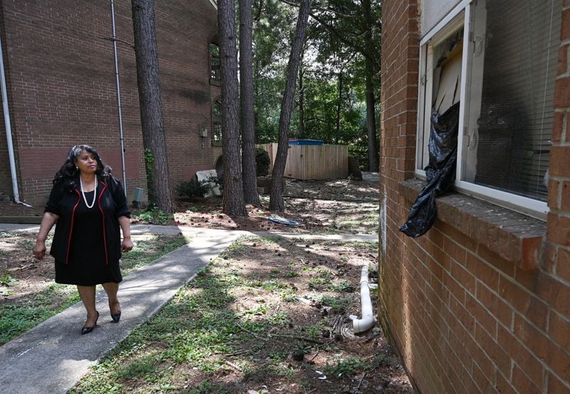 July 15, 2022 Atlanta - Atlanta City Councilwoman Andrea Boone, who introduced the resolution urging crackdown of negligent landlords, checks conditions of one of negligent apartment complexes at Vue at Harwell in Atlanta on Friday, July 15, 2022. The Atlanta City Council formally urged law enforcement officials to pursue charges against negligent apartment landlords, in response to an Atlanta Journal-Constitution investigation into the issue. (Hyosub Shin / Hyosub.Shin@ajc.com)