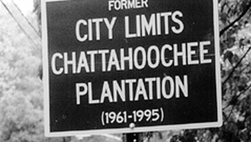 A sign showing the city limits of the Chattahoochee Plantation Community Association.