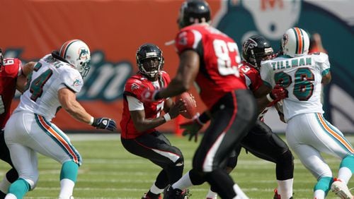 Michael Vick (7) prepares to unload a first-quarter pass to Alge Crumpler (83) against the Dolphins in 2005. (BEN GRAY/STAFF)