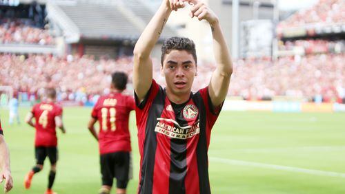Atlanta United’s Miguel Almiron shows a sign with the ‘A’ after he scored the third goal for his team, by the end of the game he was name the best player for the second week in a row. (Miguel Martinez / Mundo Hispanico)