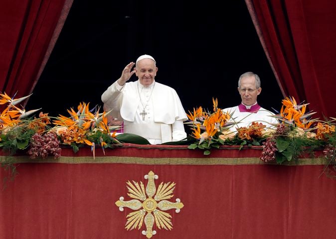 Photos: Pope Francis delivers Easter message, celebrates Mass at the Vatican