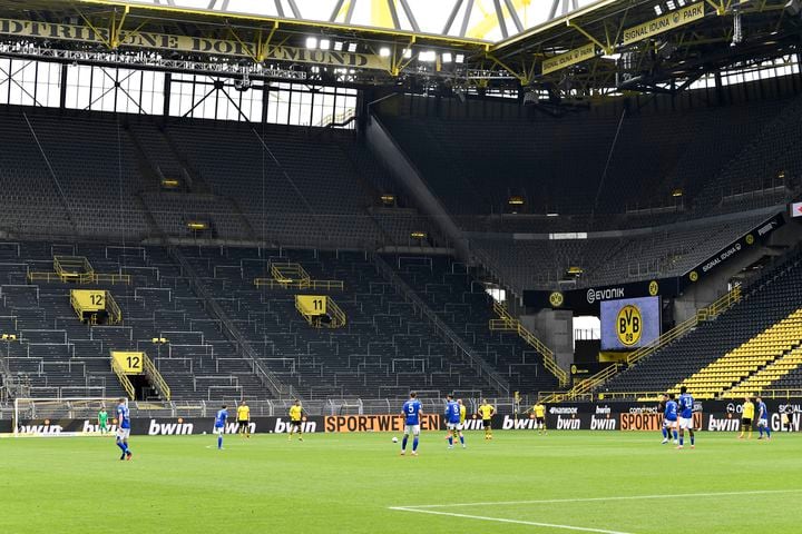 Photos: Soccer returns without fans in Germany