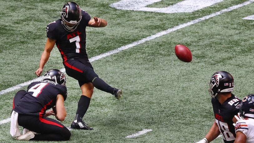 092720 Atlanta: Atlanta Falcons kicker Younghoe Koo misses a 40-yard field goal wide left that would have put the Falcons up 29-10 early in the fourth quarter against the Chicago Bears Sunday, Sept. 27, 2020, at Mercedes-Benz Stadium in Atlanta. (Curtis Compton / Curtis.Compton@ajc.com)