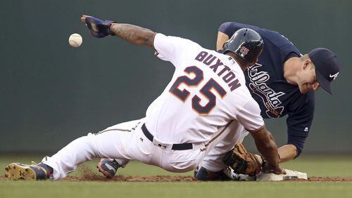 A highlight from the first meeting of the Braves and Twins. Note loose ball. (Jim Mone/AP)
