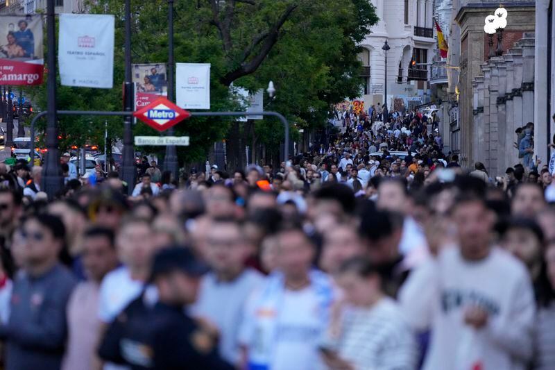 Real Madrid supporters start to arrive in Cibeles Square in Madrid to celebrate after their team clinched the La Liga title, Saturday, May 4, 2024. Real, who had won earlier in the day, clinched the title after Barcelona failed to beat Girona. (AP Photo/Manu Fernandez)