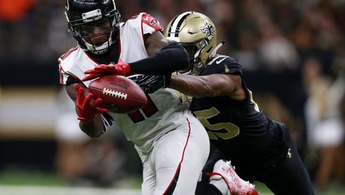 NEW ORLEANS, LOUISIANA - NOVEMBER 22: Julio Jones #11 of the Atlanta Falcons attempts to catch the ball as Eli Apple #25 of the New Orleans Saints defends during the second half at the Mercedes-Benz Superdome on November 22, 2018 in New Orleans, Louisiana. (Photo by Sean Gardner/Getty Images)