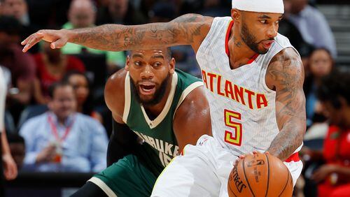Malcolm Delaney of the Atlanta Hawks is defended by Greg Monroe of the Milwaukee Bucks at Philips Arena on November 16, 2016 in Atlanta, Georgia. (Photo by Kevin C. Cox/Getty Images)