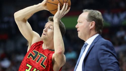Mike Dunleavy of the Hawks looks to pass with coach Mike Budenholzer looking on in a game against the Bucks on Sunday, Jan. 15, 2017, in Atlanta. Curtis Compton/ccompton@ajc.com