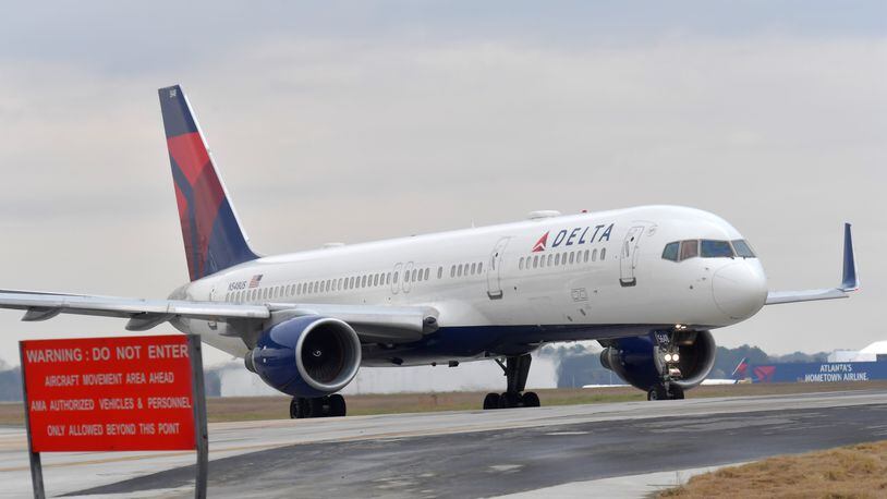 Delta jet prepares to take off at Hartsfield-Jackson International Airport. HYOSUB SHIN / HSHIN@AJC.COM