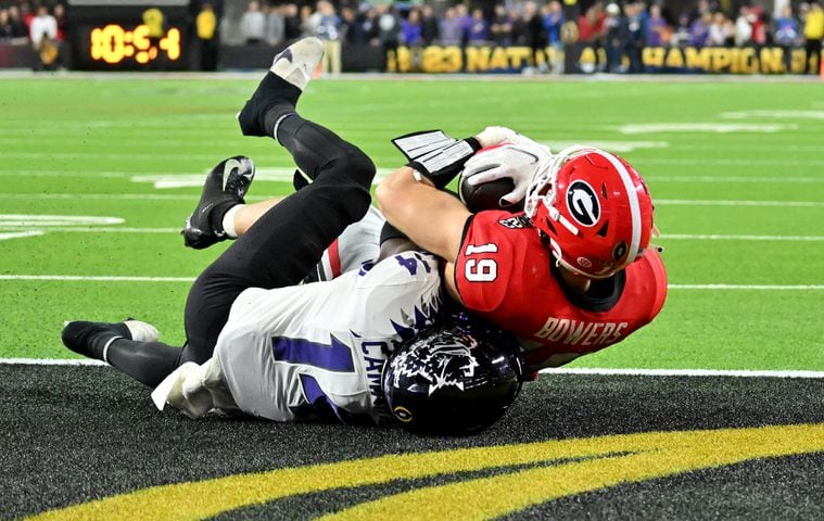 Georgia Bulldogs tight end Brock Bowers (19) catches a touchdown pass over TCU Horned Frogs safety Abraham Camara (14) during the second half of the College Football Playoff National Championship at SoFi Stadium in Los Angeles on Monday, January 9, 2023. (Hyosub Shin / Hyosub.Shin@ajc.com)