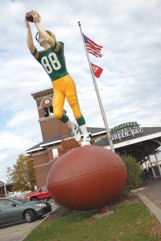 Famous Packers Receiver Statue