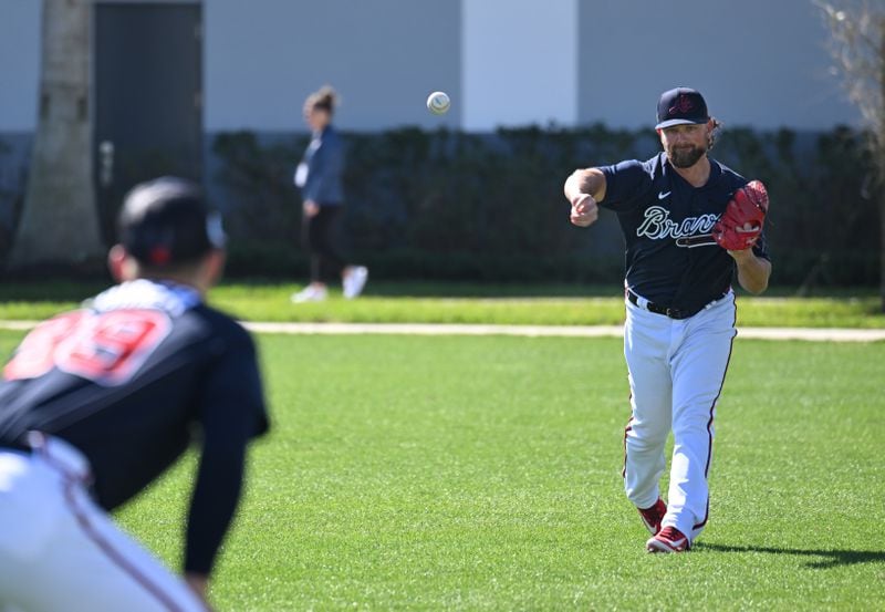 Braves relief pitcher Kirby Yates (right) and Atlanta Braves starting pitcher Spencer Strider (foreground) warm up during Braves spring training at CoolToday Park, Thursday, Feb. 16, 2023, in North Port, Fla.. (Hyosub Shin / Hyosub.Shin@ajc.com)