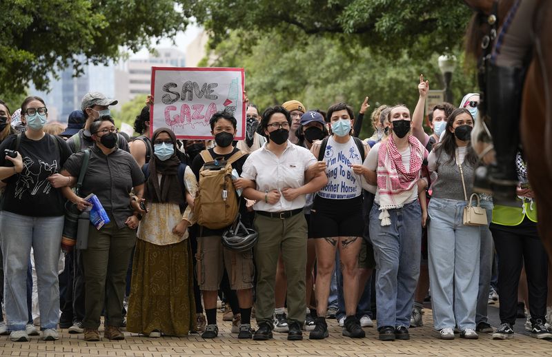Pro-Palestinian protesters face off with mounted state troopers at the University of Texas, Wednesday, April 24, 2024./Austin American-Statesman via AP)