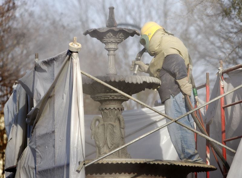 March 10, 2009: Remuijio Ortiz sandblasts the fountain in the middle of Marietta Square. Crews are stripping the new paint off to apply a new coat of epoxy primer and a coat of black epoxy paint with an antique finish. (Bob Andres/AJC)