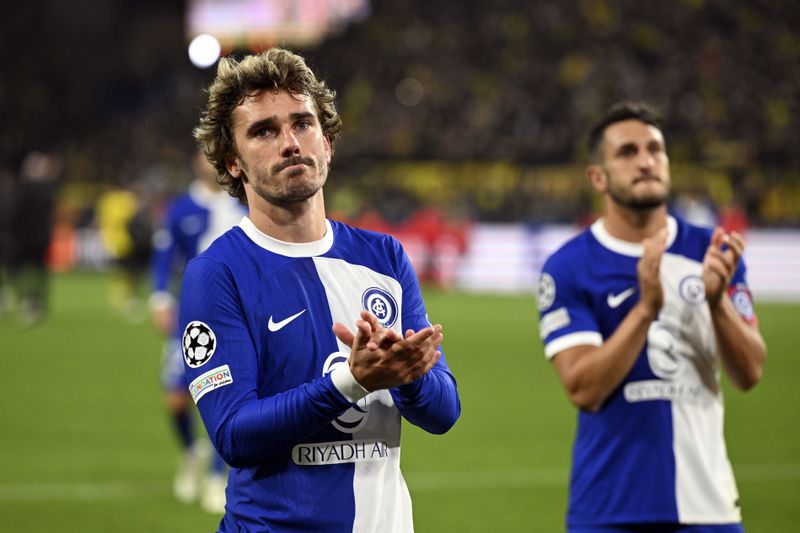 Atletico's Antoine Griezmann applauds fans after a Champions League quarterfinal second leg soccer match between Borussia Dortmund and Atletico Madrid at the Signal-Iduna Park in Dortmund, Germany, Tuesday, April 16, 2024. (Bernd Thissen/dpa via AP)