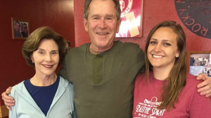 Waitress poses with George W. Bush (Twitter/leisaiscool)