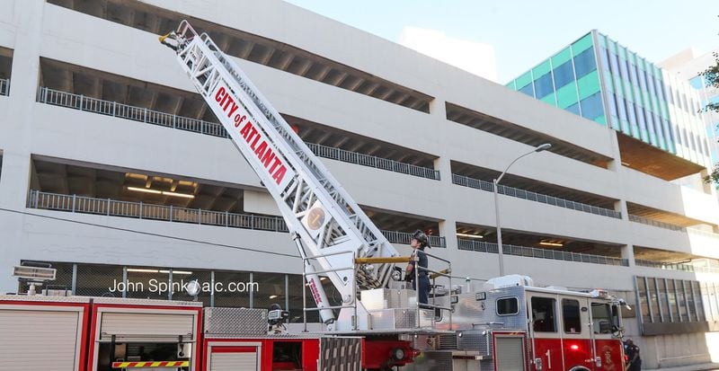 A fire on the second floor of a parking deck temporarily closed two downtown Atlanta streets to traffic. JOHN SPINK / JSPINK@AJC.COM
