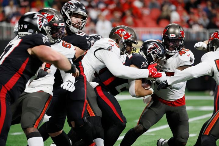 Falcons running back Tyler Allgeier tries to break free from Tampa Bay defenders during the second quarter Sunday in Atlanta. (Miguel Martinez / miguel.martinezjimenez@ajc.com)