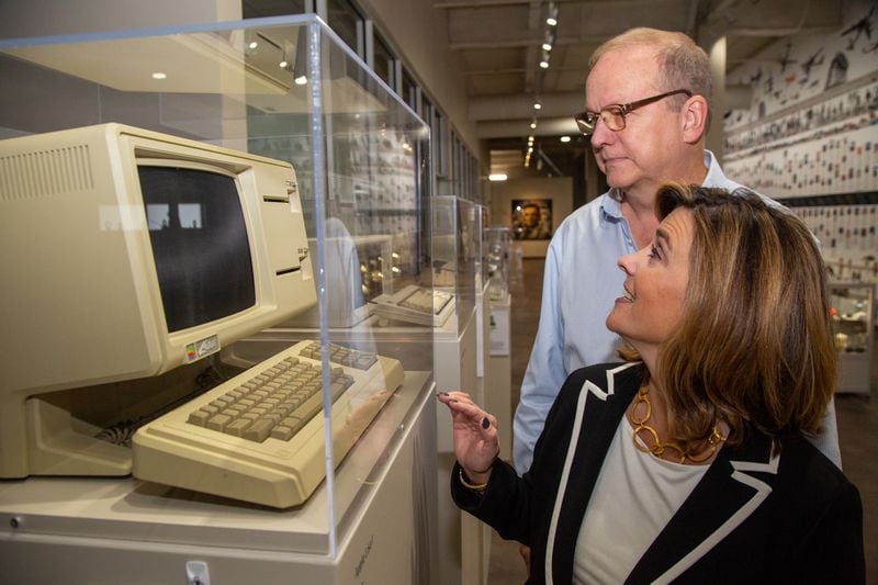Lonnie and Karin Mimms talk about an Apple Lisa on display at the Computer Museum of America, in Roswell. PHIL SKINNER FOR THE ATLANTA JOURNAL-CONSTITUTION.