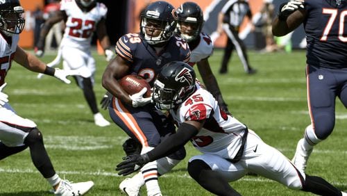 CHICAGO, IL - SEPTEMBER 10:   Deion Jones #45 of the Atlanta Falcons atempts to tackle  Tarik Cohen #29 of the Chicago Bears in the first quarter at Soldier Field on September 10, 2017 in Chicago, Illinois.  (Photo by David Banks/Getty Images)
