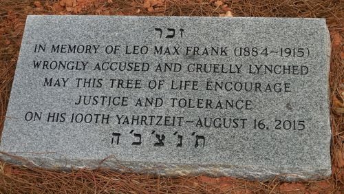 The marker at the tree planted in Leo Frank’s memory at Congregation Etz Chaim. Photo: Jennifer Brett/jbrett@ajc.com